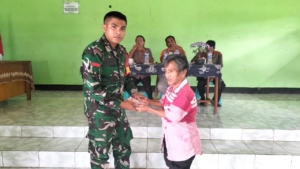 Babinsa Koramil 1601-01/Lewa Menghadiri Pembagian BLT di Desa Prahambuli