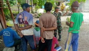 Babinsa Sertu Mikael Kolo Ajak Warga Desa Oenino Jaga Keamanan dan Kerukunan