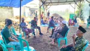 Babinsa dan Bhabinkamtibmas Denggen Timur Laksanakan Komsos, Imbau Warga Jaga Kerukunan