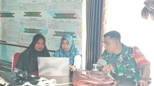 Babinsa Koramil Seteluk Dampingi Update Data Penerima Kartu KSB Maju di Desa Seran