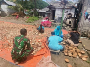 Babinsa Koramil 1602-02/Wolowaru Laksanakan Komsos dan Pamwil di Desa Fatamari