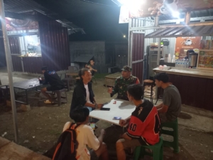 Anggota Koramil 1628-02/Sekongkang Gelar Patroli Malam, Imbau Warga Jaga Kamtibmas