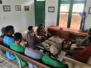 Danramil Jereweh Bersama Tokoh Masyarakat Saksikan Kasad Award Kampung Pancasila 2025 Secara Live