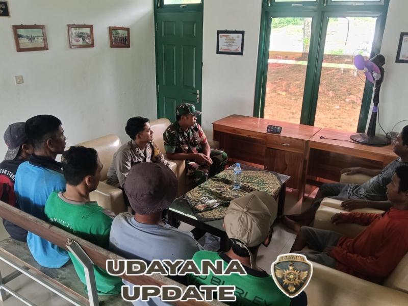 Danramil Jereweh Bersama Tokoh Masyarakat Saksikan Kasad Award Kampung Pancasila 2025 Secara Live