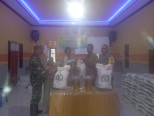 Babinsa Koramil Amanuban Tengah Kawal Penyaluran Bantuan Pangan BULOG untuk 185 KK di Desa Taebesa