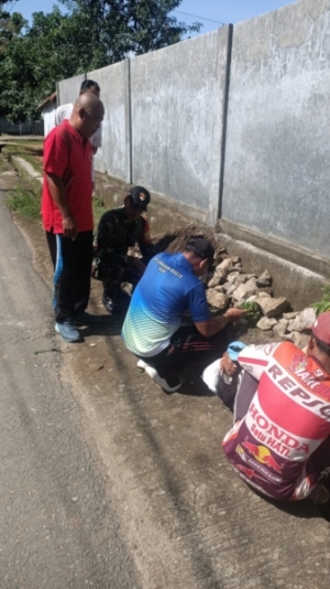 Babinsa Kelurahan Bugis Mediasi Perselisihan Kontraktor dan Warga Terkait Pembuatan Gapura Jalan