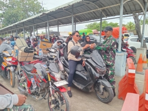 Babinsa Koramil Poto Tano Laksanakan Pengamanan Pelabuhan Penyeberangan