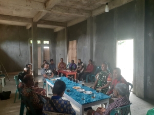 Nuansa Natal Penuh Kehangatan, Babinsa Miobar Eratkan Persaudaraan Bersama Warga Haulasi