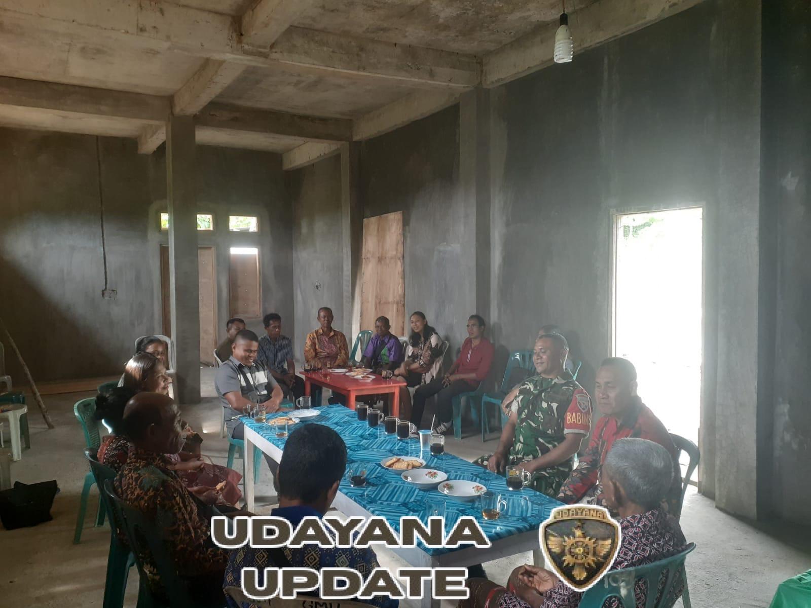 Nuansa Natal Penuh Kehangatan, Babinsa Miobar Eratkan Persaudaraan Bersama Warga Haulasi