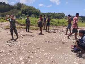 Danramil 02/Walakaka Tinjau Lokasi Rencana Pembangunan Jembatan Penghubung Dua Desa