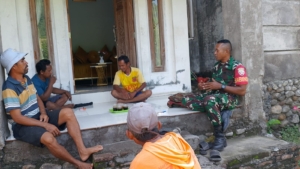 Babinsa Desa Konte Perkuat Komsos, Ajak Warga Jaga Kerukunan