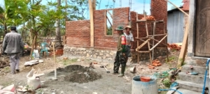 Babinsa Koramil Taliwang Laksanakan Komsos dan Dampingi Pembangunan Rumah Warga Tidak Layak Huni