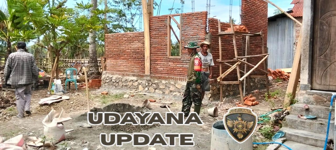 Babinsa Koramil Taliwang Laksanakan Komsos dan Dampingi Pembangunan Rumah Warga Tidak Layak Huni