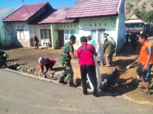 Koramil 1628-04/Poto Tano Gelar Gotong Royong Bersihkan Lingkungan Bersama Tim AGR dan Warga