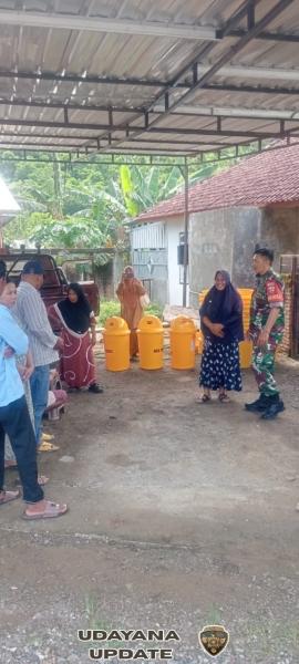 Babinsa Desa Lamusung Aktif Edukasi Warga dan Bagikan Bak Sampah