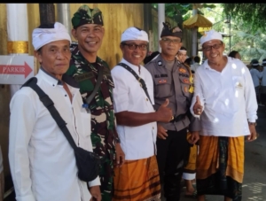 Babinsa Bona Kawal Prosesi Mendak Ida Betara di Hari Manis Kuningan