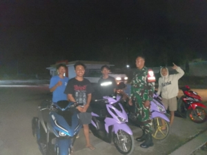 Patroli Malam Koramil 1607-06: Babinsa Ingatkan Masyarakat Tingkatkan Kewaspadaan Cuaca Ekstrem