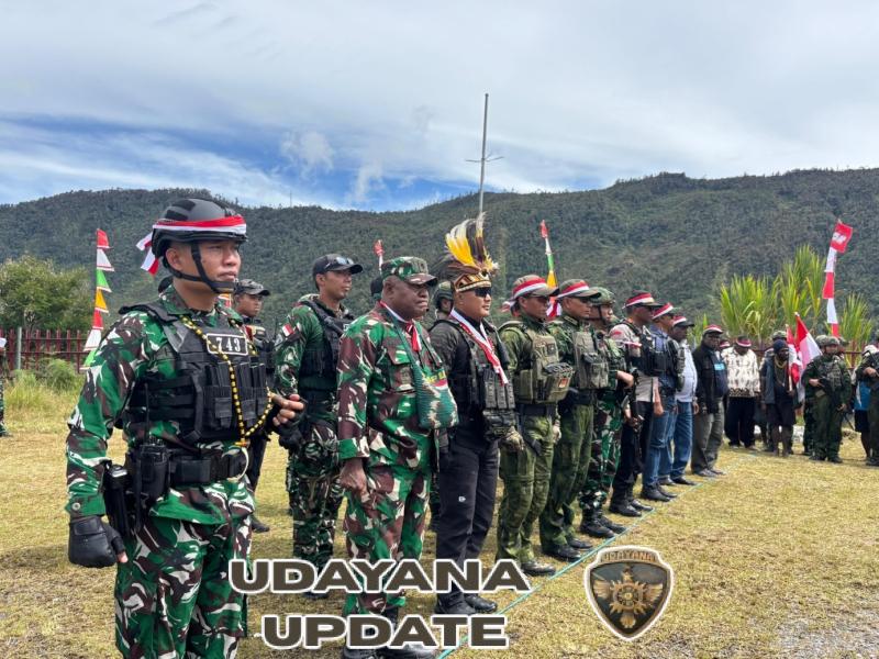 Mengarak Bendera Merah Putih Raksasa Pada Tanggal 1 Desember. Satgas Yonif 743/PSY Bersama Seluruh Apkam, Apkowil, Satgas TNI/Polri, Pemda Serta Masyarakat Kab. Pucak Jaya Kibarkan di Bukit Zaitun