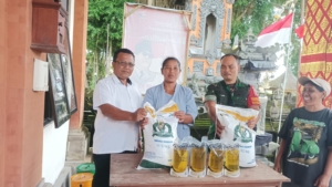 Babinsa Desa Apuan Laksanakan Pendampingan dan Pengawasan Penyaluran Bantuan Pangan Tahun 2025