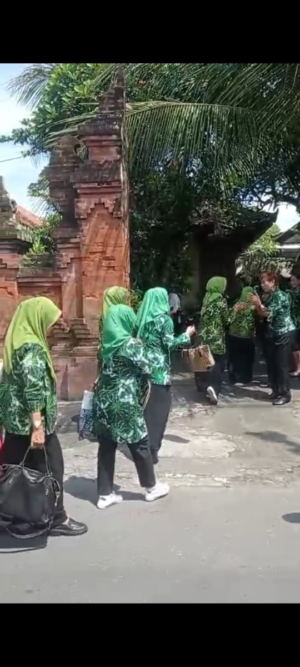 Babinsa Kamasan Atensi Kunker Ketua Organisasi Gerakan Wanita Sejahtera Nusantara Pusat