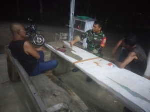 ‎Patroli Malam Babinsa Koramil 03/Ropang Dorong Partisipasi Warga Dalam Keamanan Lingkungan