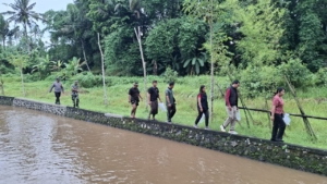 Babinsa Sayan Dampingi Penebaran Benih Ikan Nila di Subak Bija Ambengan