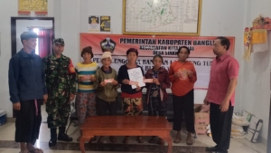 Cegah Gangguan Kamtibmas, Babinsa Desa Bunutin Dampingi Pendataan Warga Pendatang di Wilayah Binaan