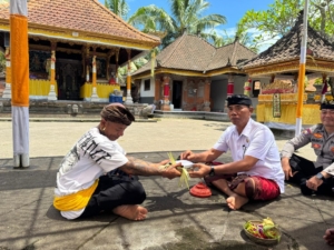 Babinsa Bakas Dampingi Pemdes Silahturahmi Ke Pura Desa Bakas