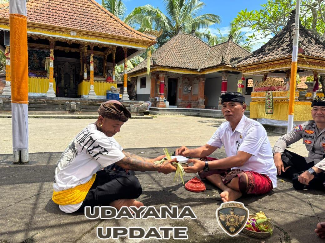 Babinsa Bakas Dampingi Pemdes Silahturahmi Ke Pura Desa Bakas