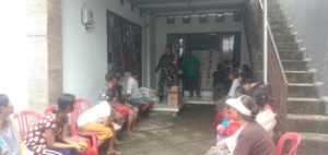 Dinsos dan Bulog Salurkan Beras dan Minyak Goreng di Desa Tamlang Kec Kubutambahan