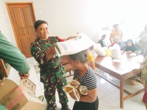Aksi Serka Ketut Renten: Babinsa Celukanbawang Kawal Ketat Penyaluran 748 Karung Beras CBP dan Minyak Goreng