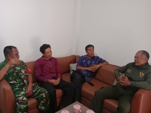 Tingkatkan Pembinaan Teritorial, Danramil Tembuku Jalin Silaturahmi dengan Pemerintah Desa Peninjoan