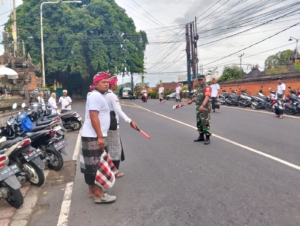 TNI Polri Bersama Pecalang Di Takmung Beri Pengamanan Upacara Piodalan Di Pura Batur