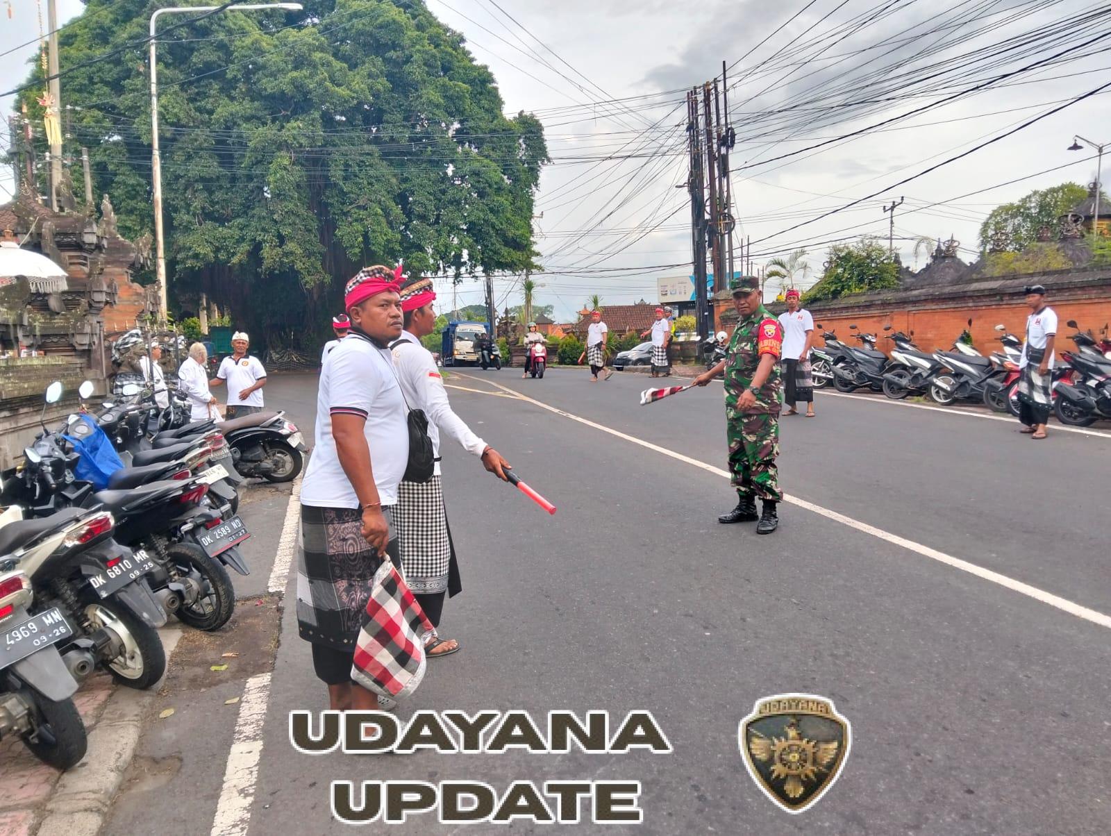 TNI Polri Bersama Pecalang Di Takmung Beri Pengamanan Upacara Piodalan Di Pura Batur