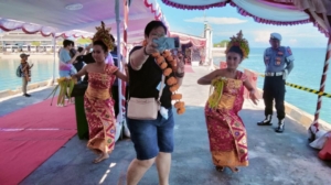 Babinsa dan TNI AL Kawal Ketat Kedatangan Ribuan Wisatawan Kapal Pesiar MV. Genting Dream di Perairan Celukanbawang