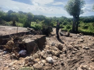 ‎Babinsa Batu Bangka Dampingi Pemerintah Desa Cek Kerusakan Jalan Putus Akibat Terjangan Air