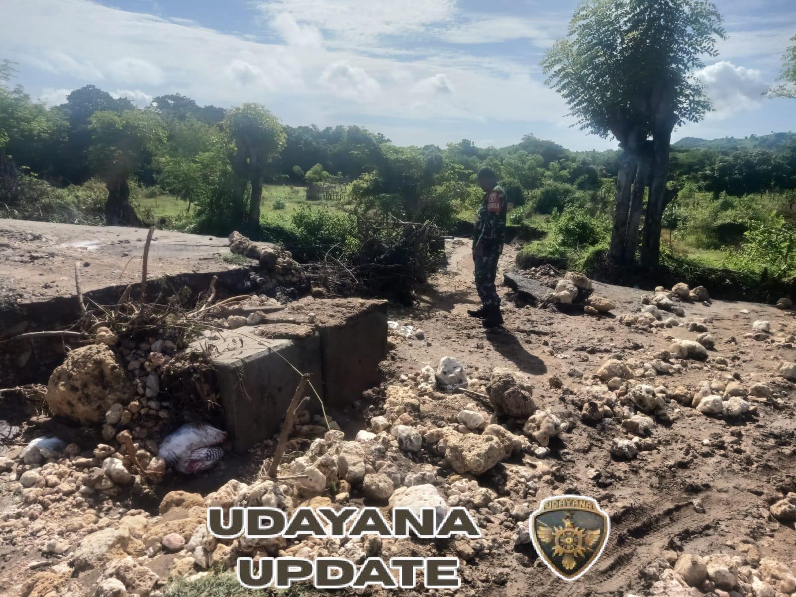 ‎Babinsa Batu Bangka Dampingi Pemerintah Desa Cek Kerusakan Jalan Putus Akibat Terjangan Air