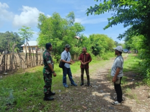 Babinsa Lape Lopok Dampingi Survei Pembangunan Dapur MBG di Desa Berora