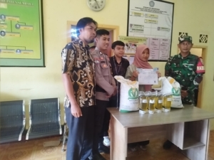 ‎Perkuat Kepedulian, Babinsa Dampingi Distribusi Beras dan Minyak Goreng di Stowe Brang