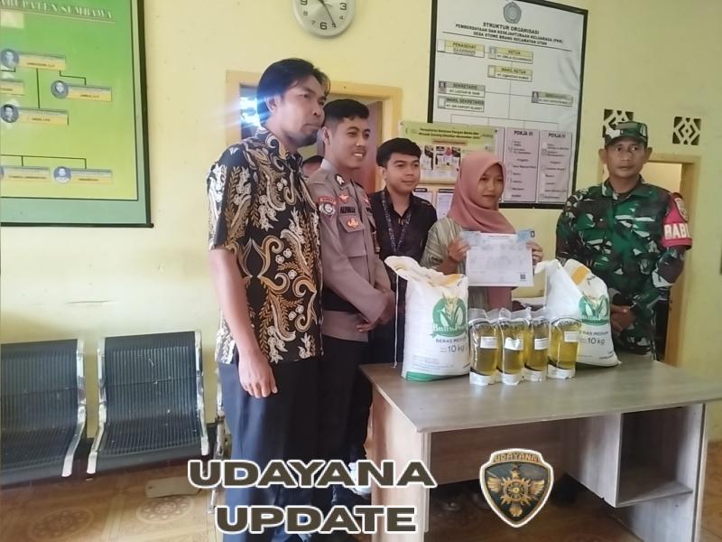 Perkuat Kepedulian, Babinsa Dampingi Distribusi Beras dan Minyak Goreng di Stowe Brang