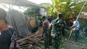 Anggota Koramil 1607-04/Alas Gotong Royong Bersihkan Rumah Warga yang Roboh Akibat Angin Kencang