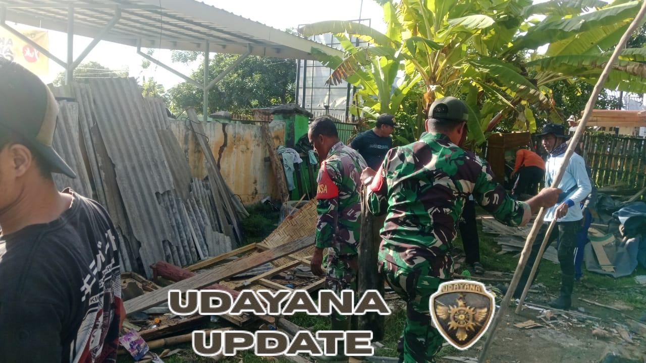 Anggota Koramil 1607-04/Alas Gotong Royong Bersihkan Rumah Warga yang Roboh Akibat Angin Kencang