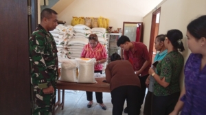 Babinsa Desa Undisan Kawal Penyaluran Bantuan Pangan Beras dan Minyak Goreng kepada 224 KPM