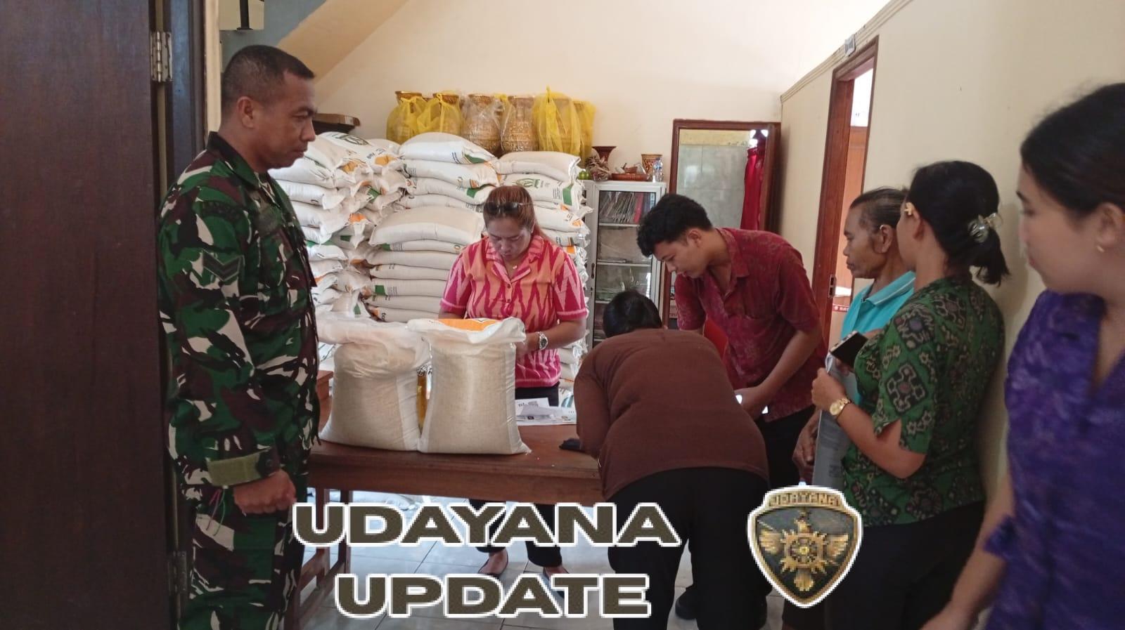 Babinsa Desa Undisan Kawal Penyaluran Bantuan Pangan Beras dan Minyak Goreng kepada 224 KPM