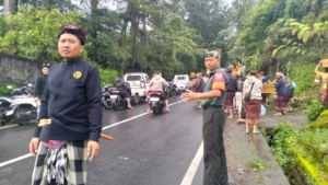 Babinsa Desa Sukawana Laksanakan Pengamanan Piodalan di Pura Sang Pasek Kuta Dalem