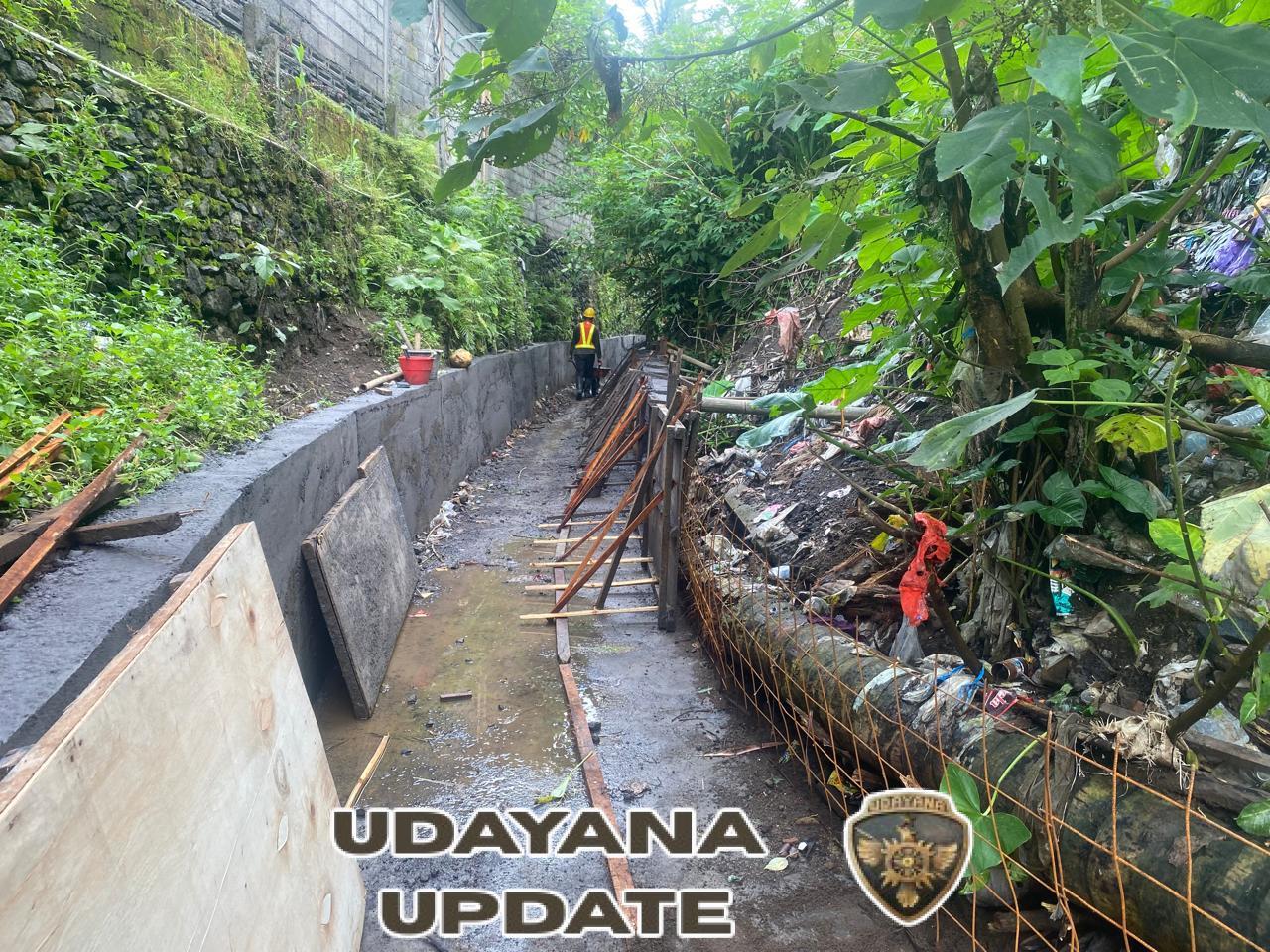 Babinsa Koramil Banjarangkan Tinjau Rehabilitasi Jaringan Utama Irigasi Subak Timuhun