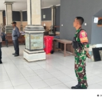 Babinsa Umejero Perkuat Keamanan Desa: Puluhan Anggota Satlinmas Ikuti Pembinaan Dasar Komprehensif.