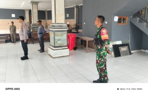 Babinsa Umejero Perkuat Keamanan Desa: Puluhan Anggota Satlinmas Ikuti Pembinaan Dasar Komprehensif.