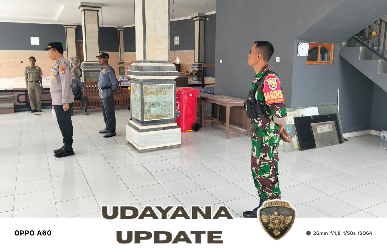 Babinsa Umejero Perkuat Keamanan Desa: Puluhan Anggota Satlinmas Ikuti Pembinaan Dasar Komprehensif.