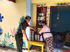 Babinsa Pemaron Turun Langsung Awasi Penyaluran Ribuan Paket Makanan Bergizi Gratis untuk Siswa”